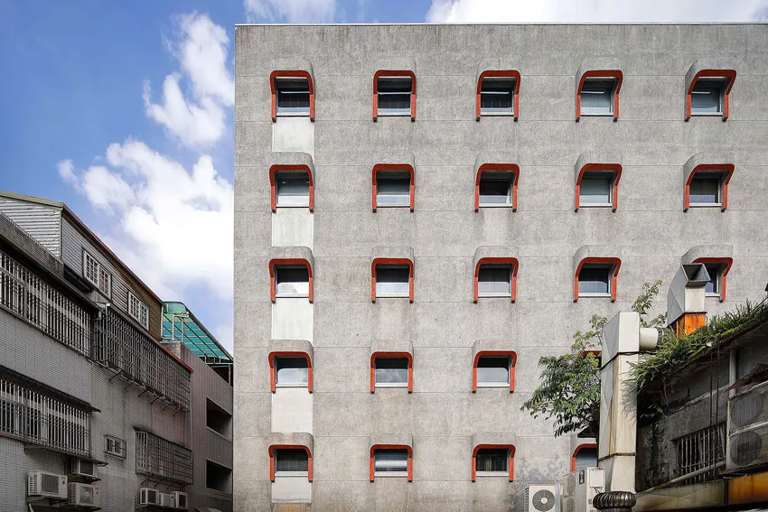 以混凝土材料建造的現代公寓大樓。