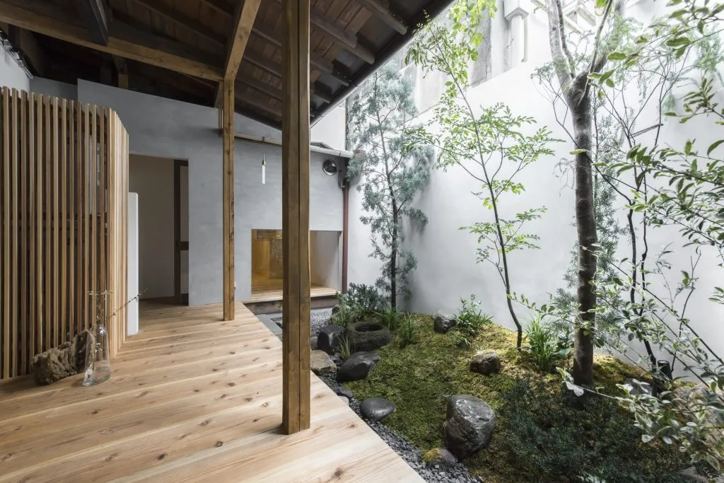 現代住宅室內空間中的硬木障子門。