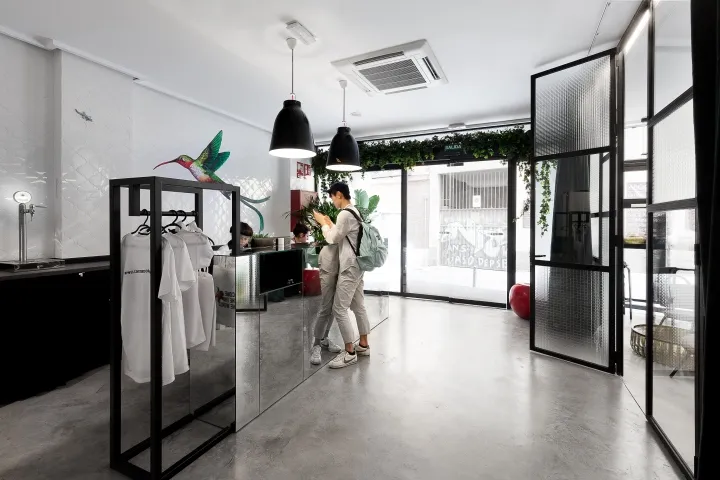 極簡零售店面,搭配玻璃與混凝土元素