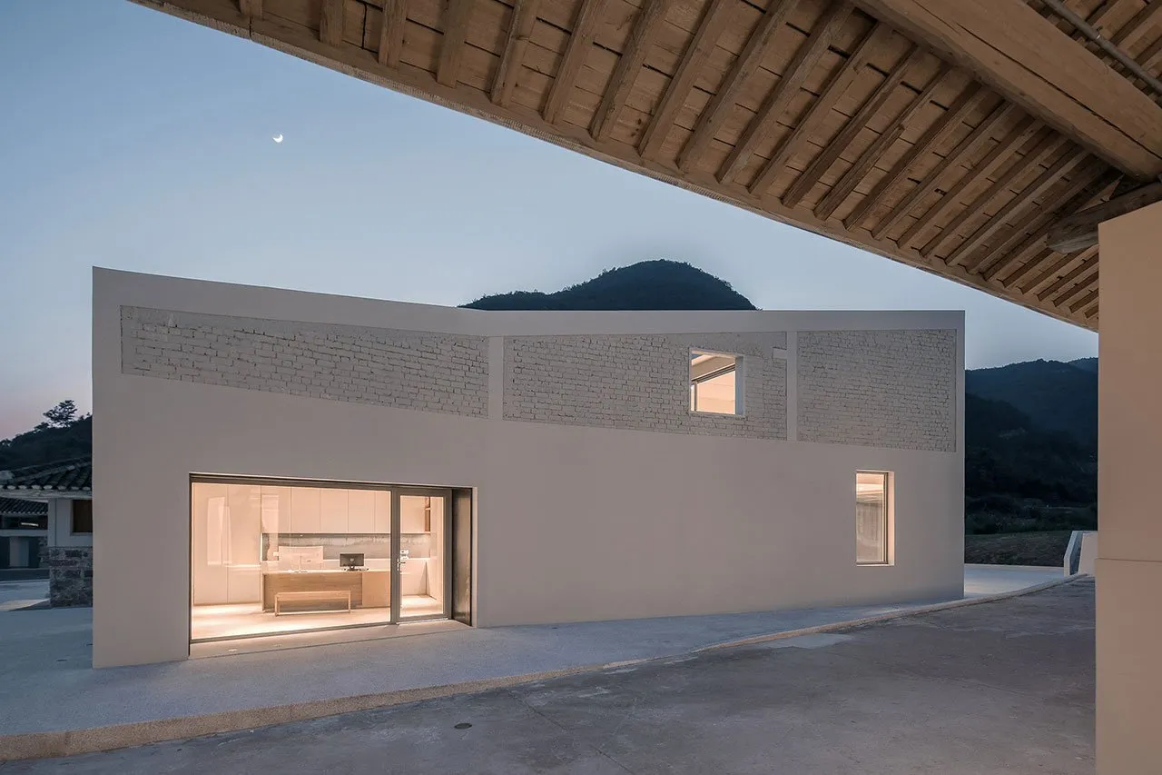 現代住宅空間,採用混凝土與玻璃材質。
