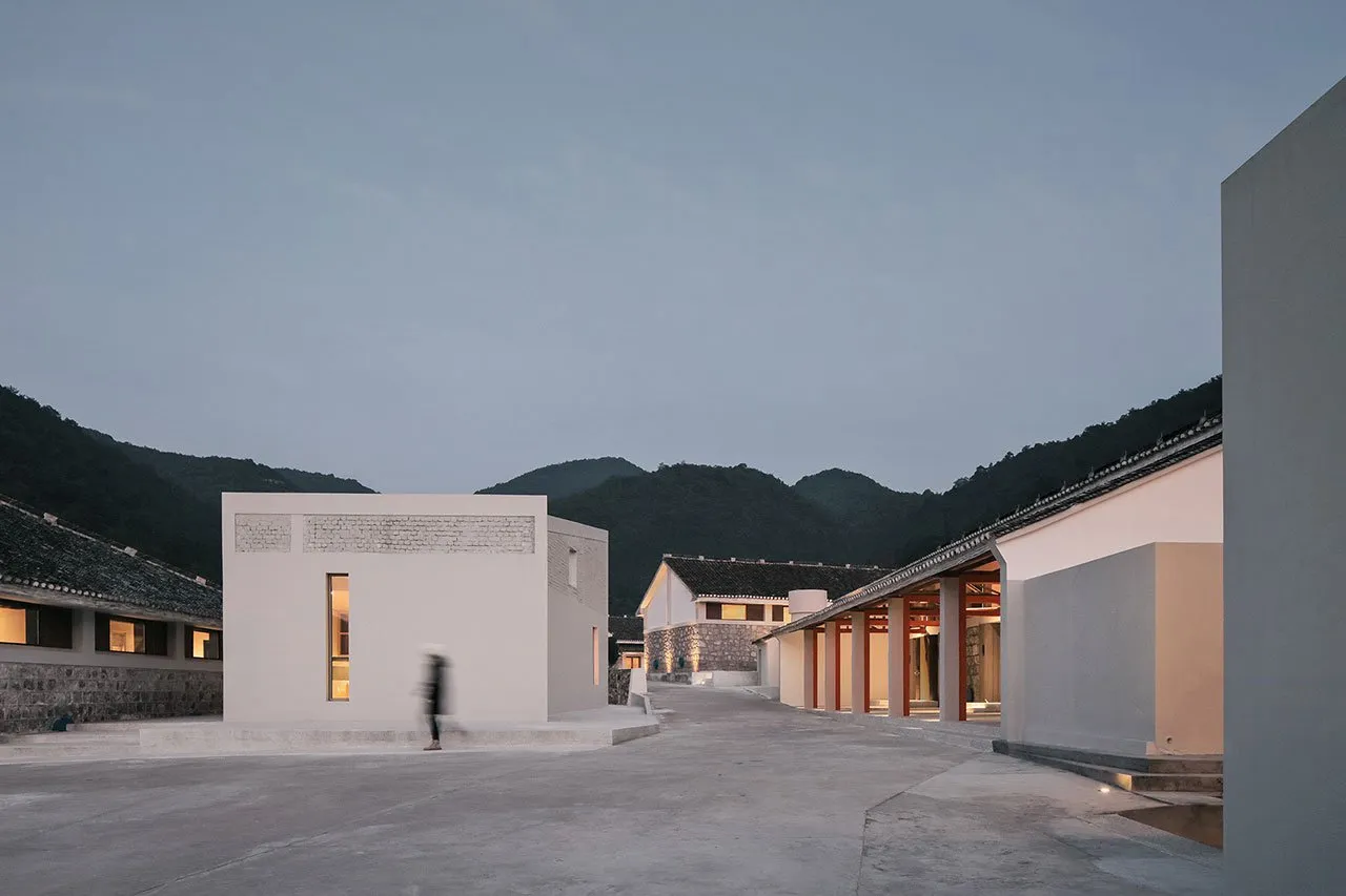 一座以混凝土材料建造的現代白色盒子建築。