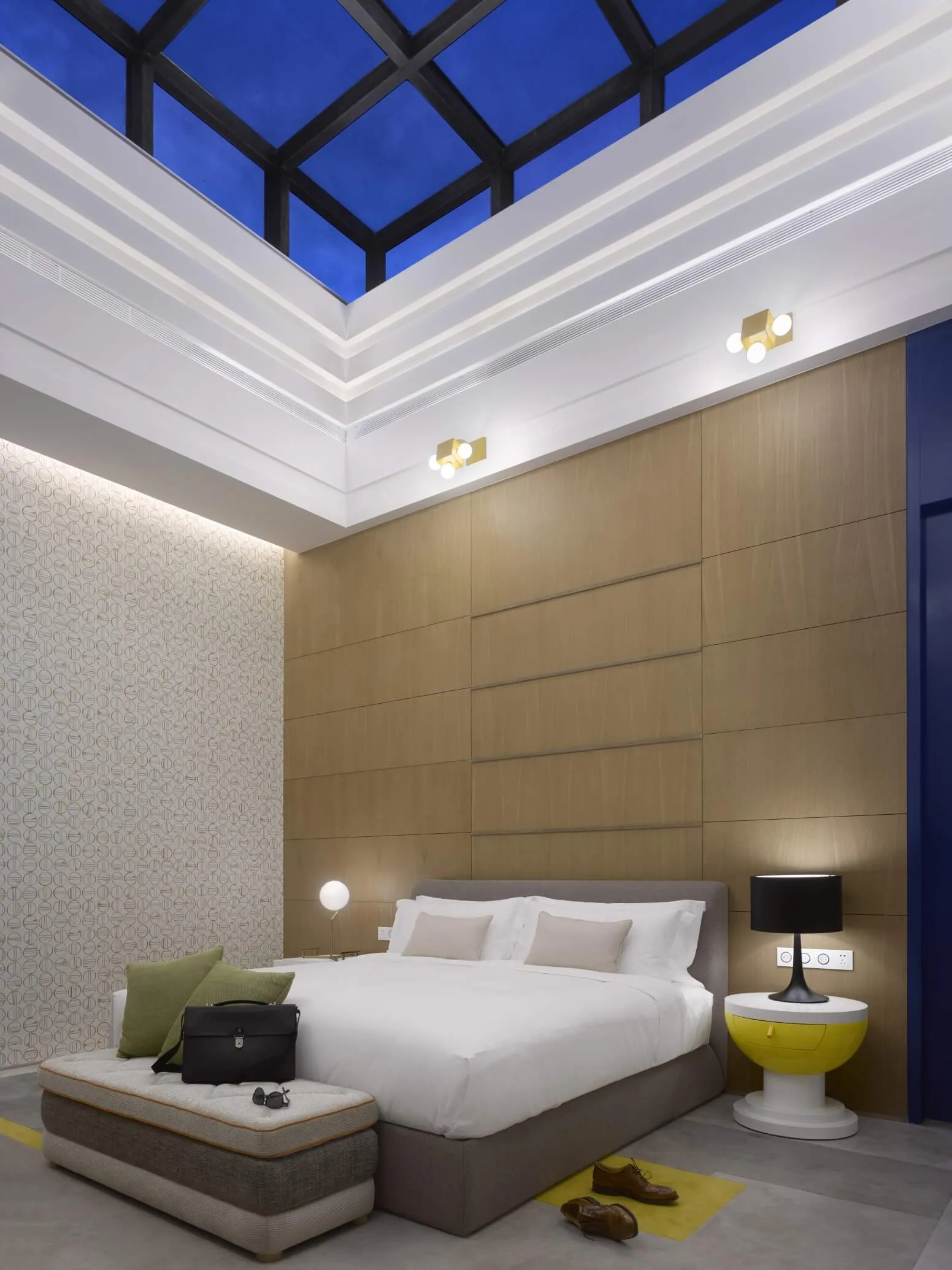 A minimalist bedroom with a wooden headboard and minimalist decor.