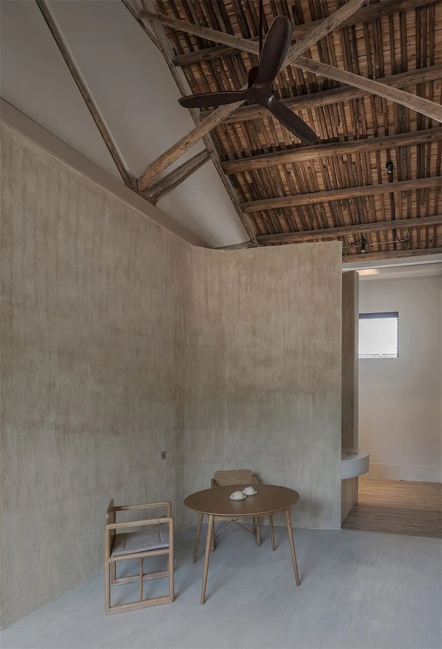 極簡住宅室內,採用混凝土與木質材料。