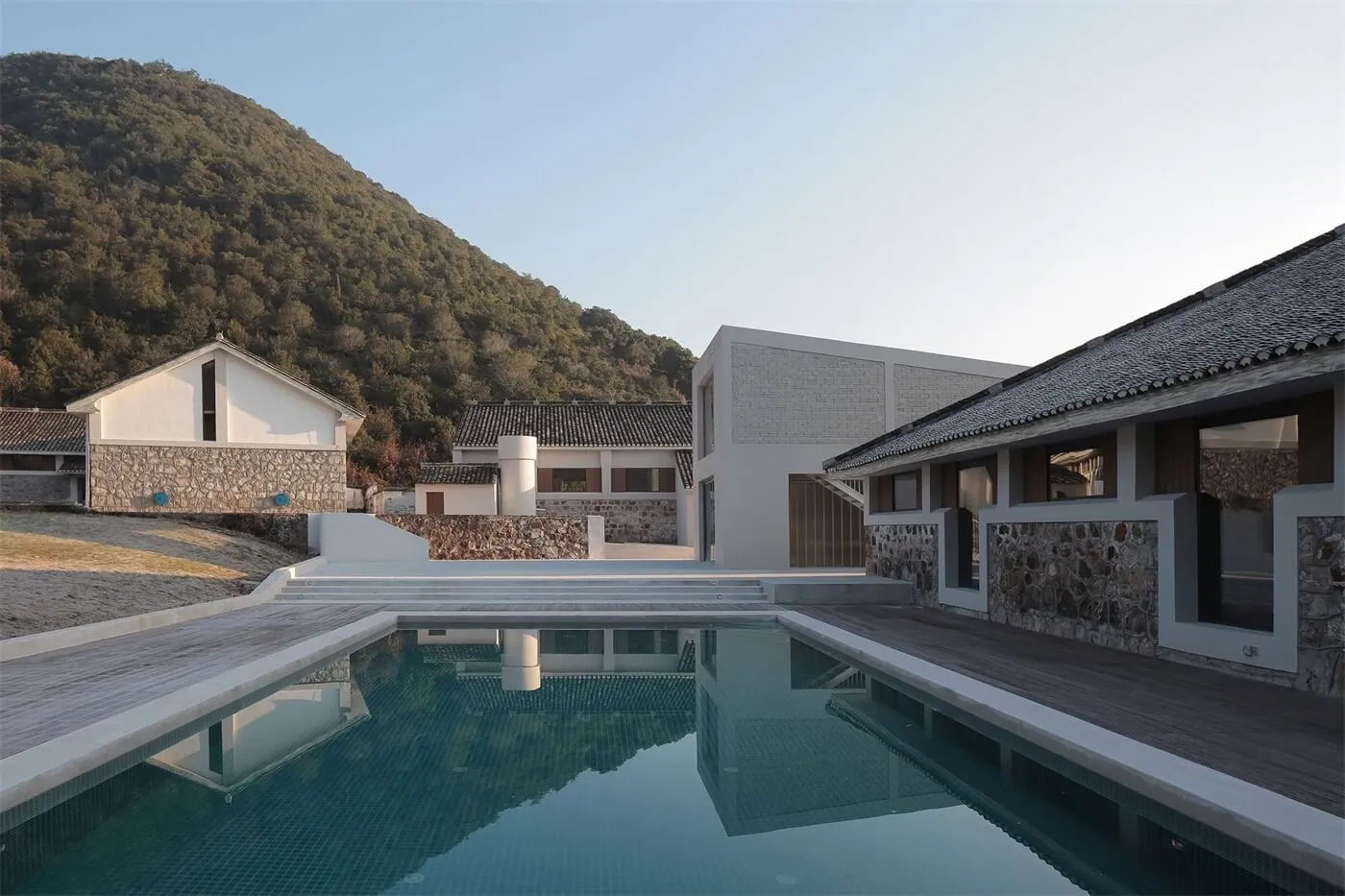 現代住宅建築，採用混凝土、木材與石材。