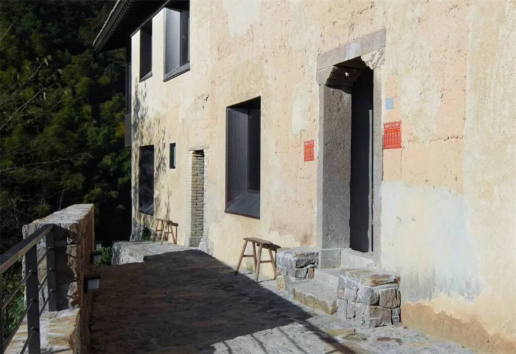 鄉村風建築外牆，採用混凝土與石材材質。