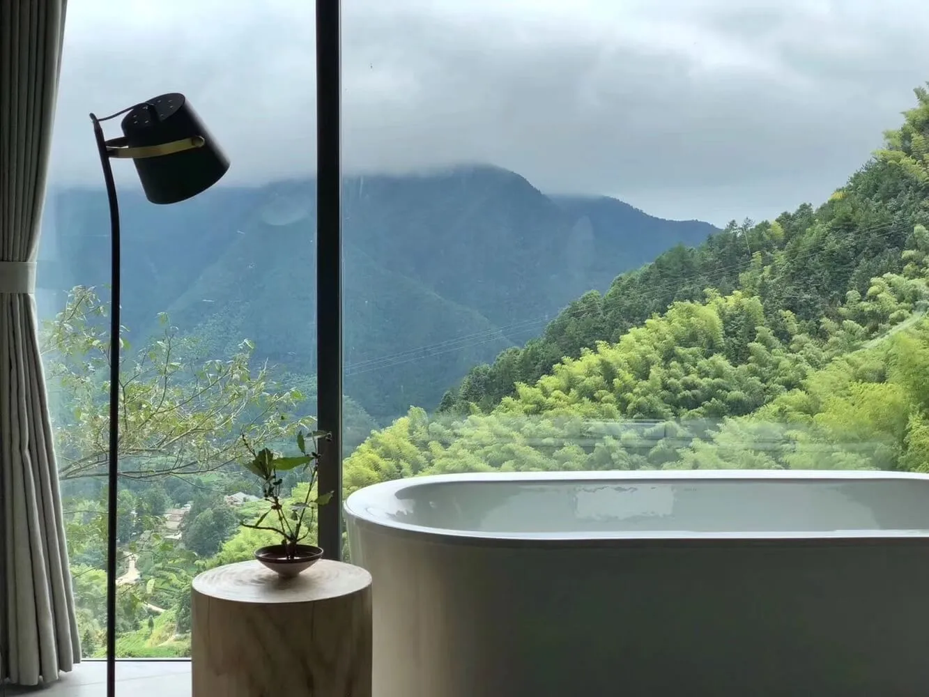 現代浴室配有玻璃牆,可俯瞰山景。