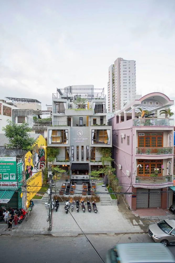 公寓大樓附屋頂露台、單車停放架及都市街景。