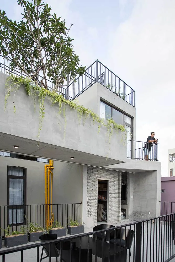 Modern urban residence featuring concrete materials and minimalist design
