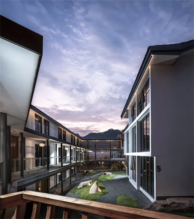 現代住宅建築,搭配混凝土露台與磚石立面。