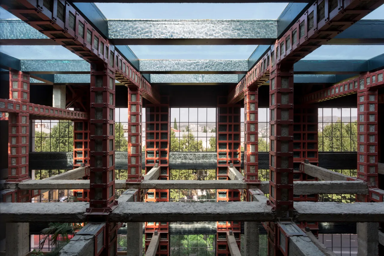 現代室內空間,搭配玻璃隔板與混凝土結構。