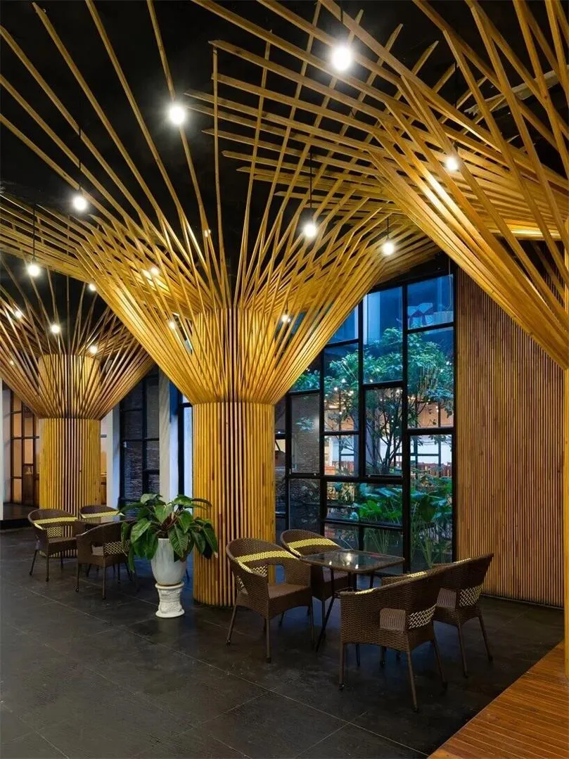 現代咖啡廳室內空間,擁有木質天花板與地板,配有舒適座椅與大面窗戶。
