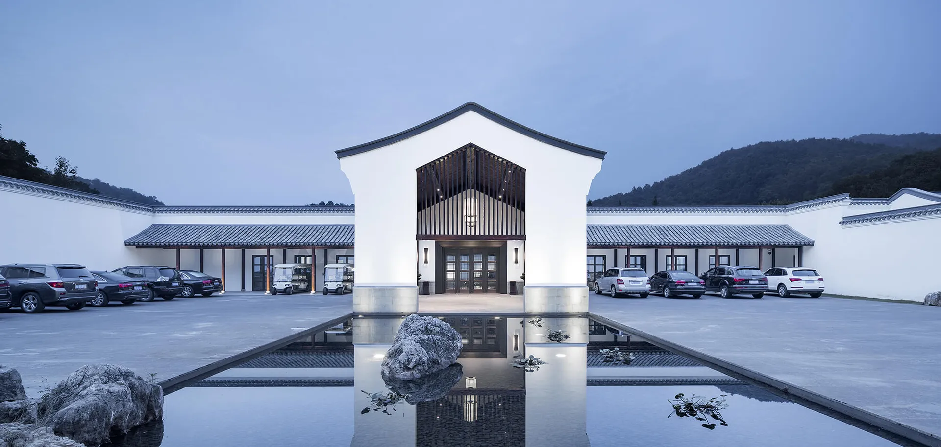 現代住宅入口，白色水泥外牆搭配極簡設計。