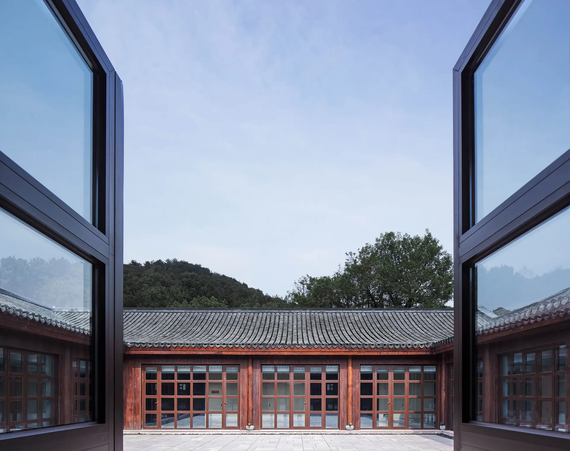傳統中式建築,搭配木質牆板與木製水泥窗框。
