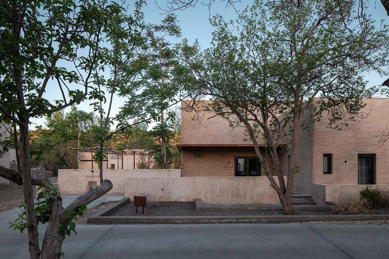 以泥土材料建造的現代住宅建築