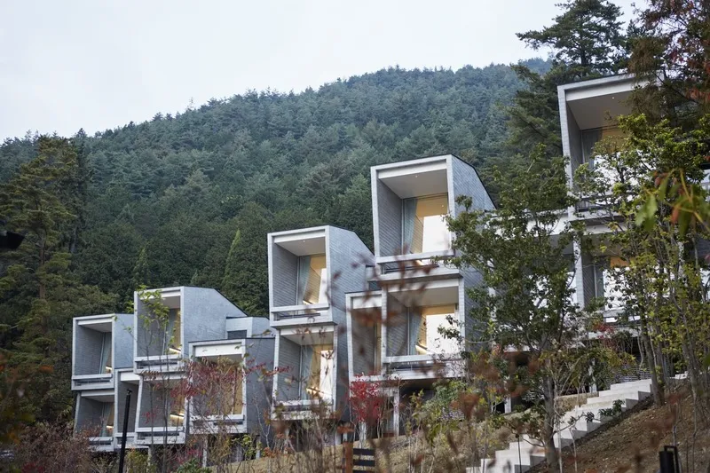 以金屬材料建造的現代住宅建築。