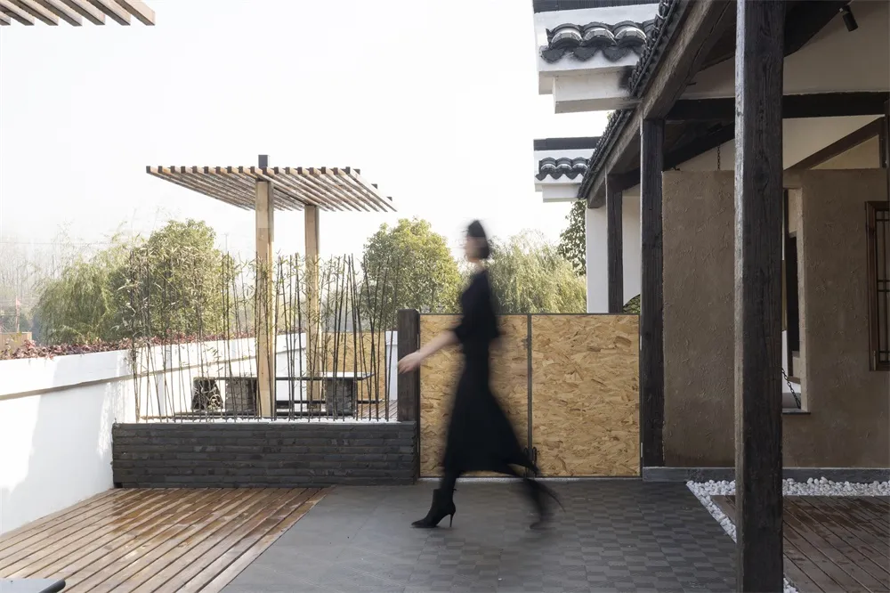 現代室內設計，展現竹木露台。