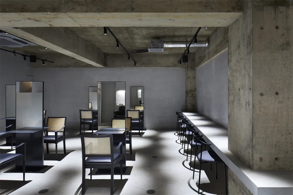 混凝土材質的工業風餐廳座椅