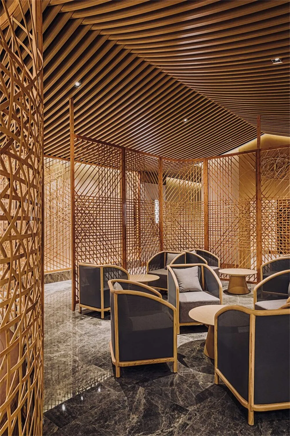 極簡餐廳室內空間,搭配木質建築與家具。