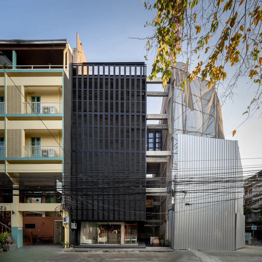 一座具有金屬外觀與格狀立面的現代都市建築。