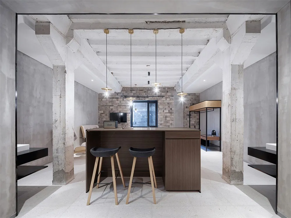 現代咖啡店吧台，採用混凝土、磚牆與胡桃木材質