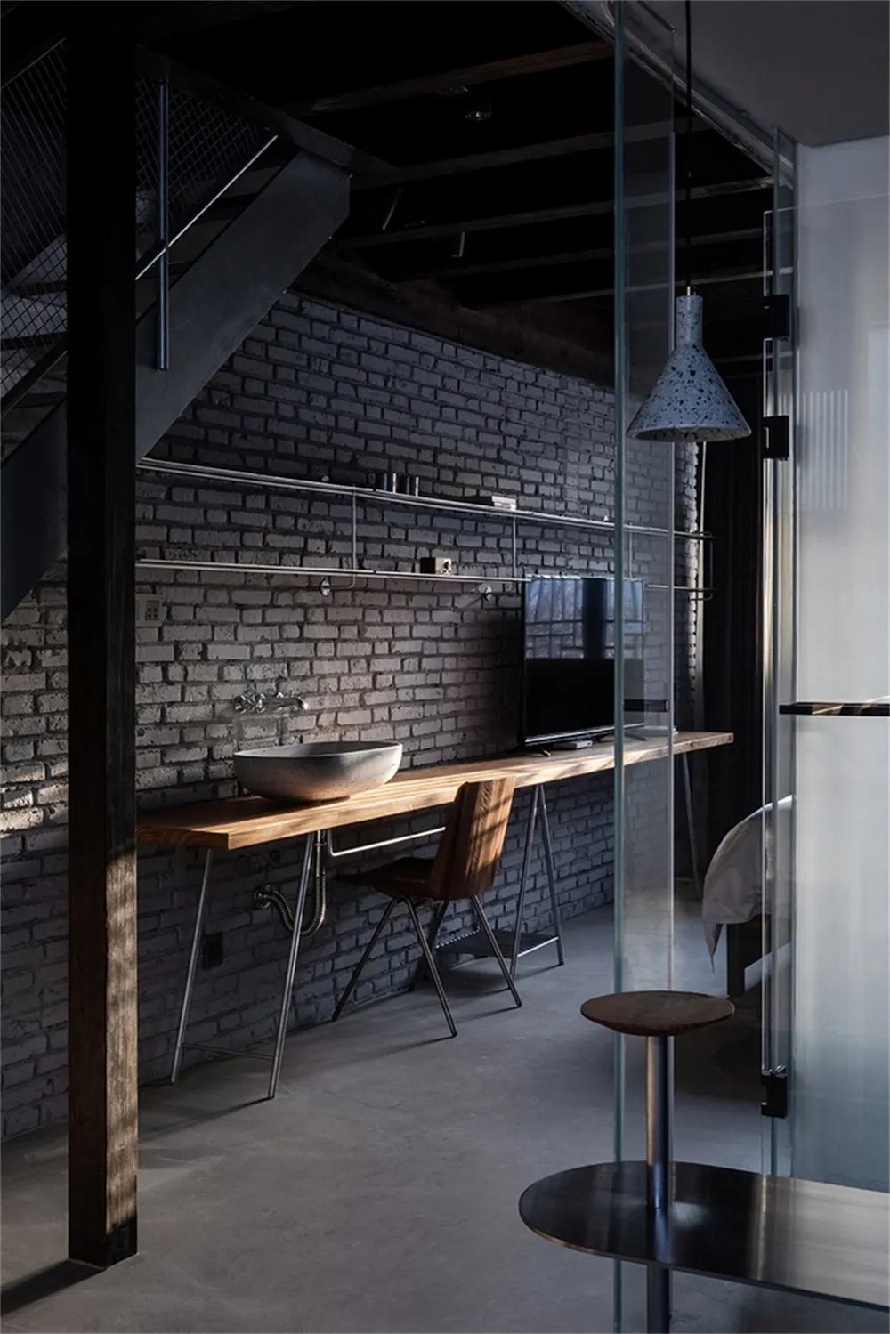 工業風客廳空間,設有金屬管架及多個功能區域。
