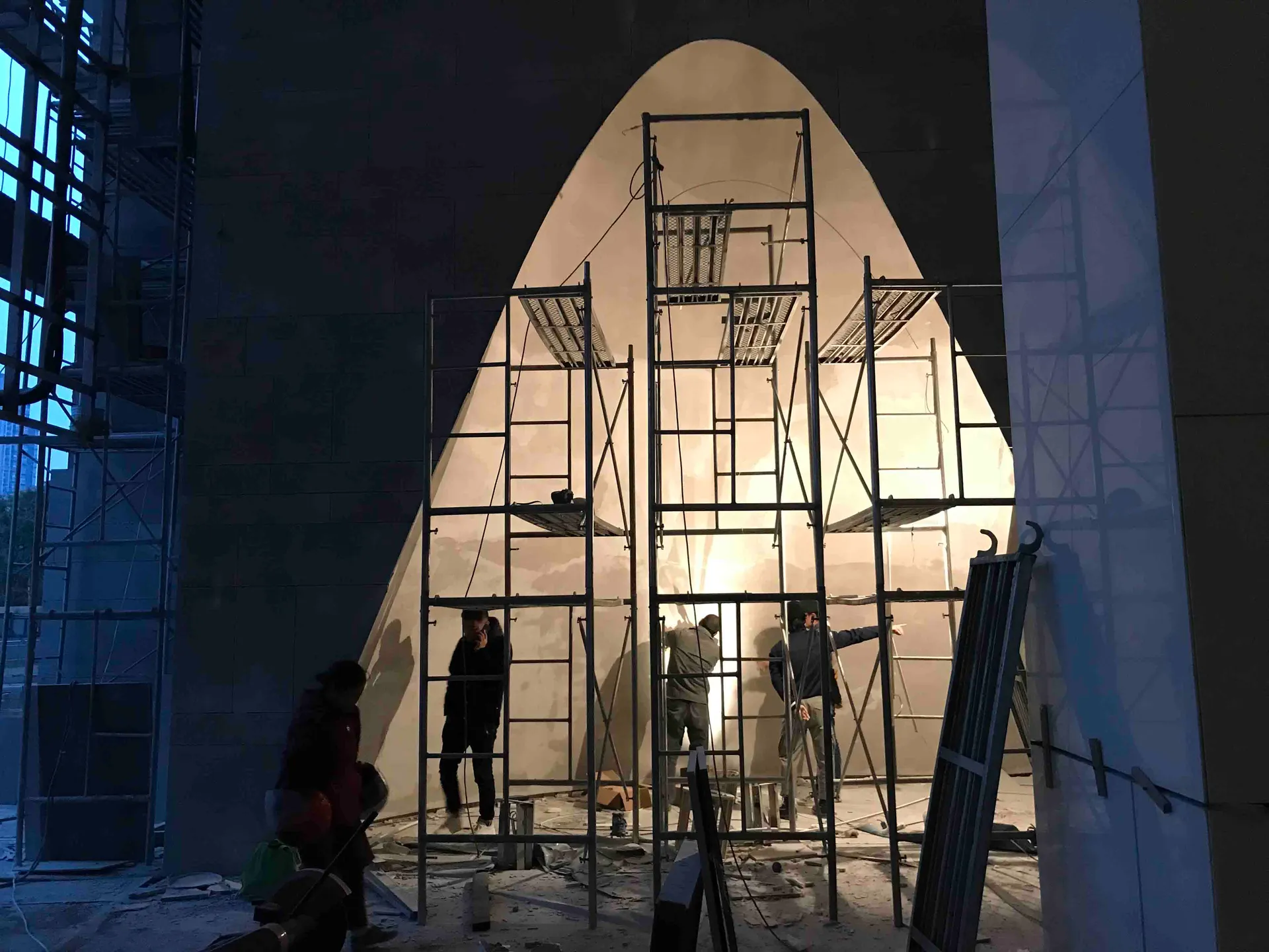 建築工人正在工地搭建鷹架。