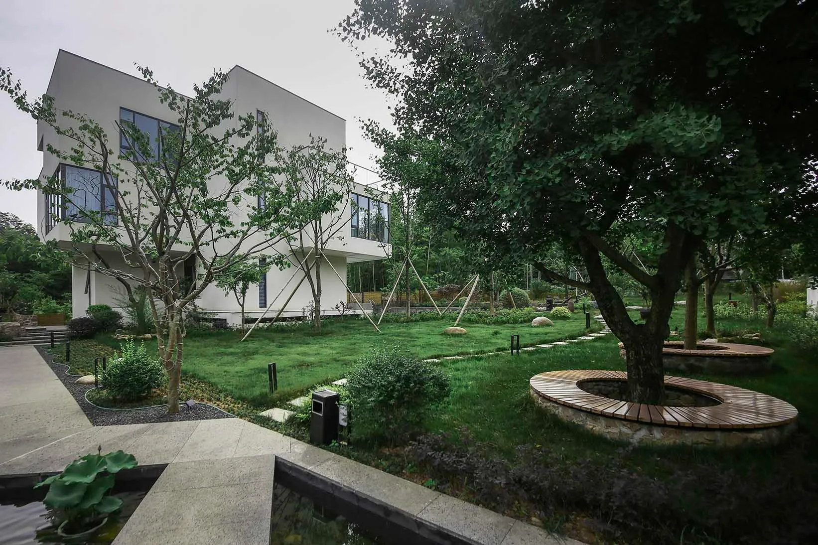 一座極簡住宅建築,採用現代建築設計,以混凝土與玻璃為主要材質。