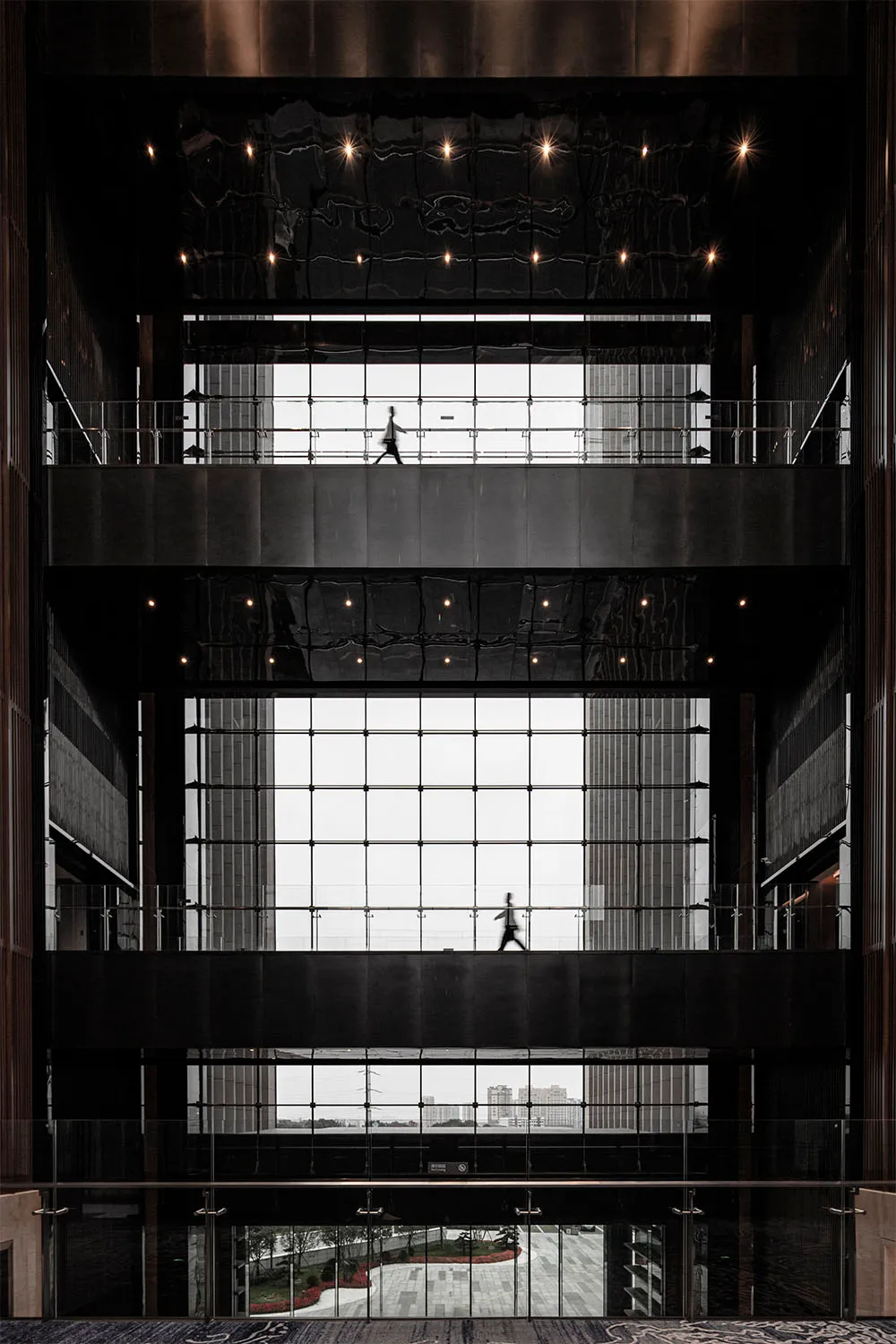 現代建築室內空間，搭配玻璃牆與金屬元素