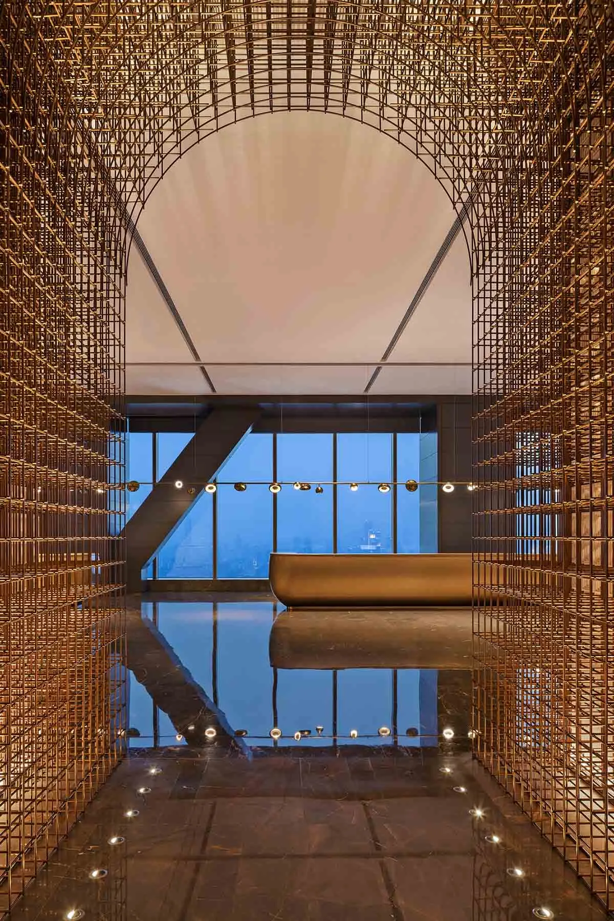 現代大廳展現金屬線材建築特色