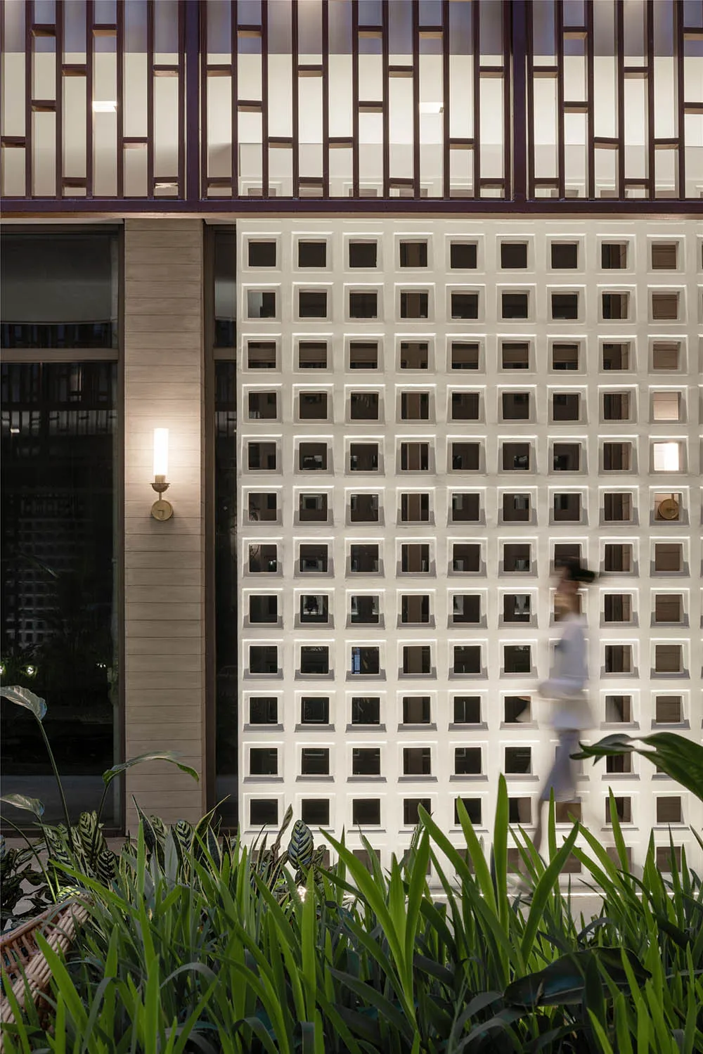 現代建築採用混凝土與玻璃外觀。