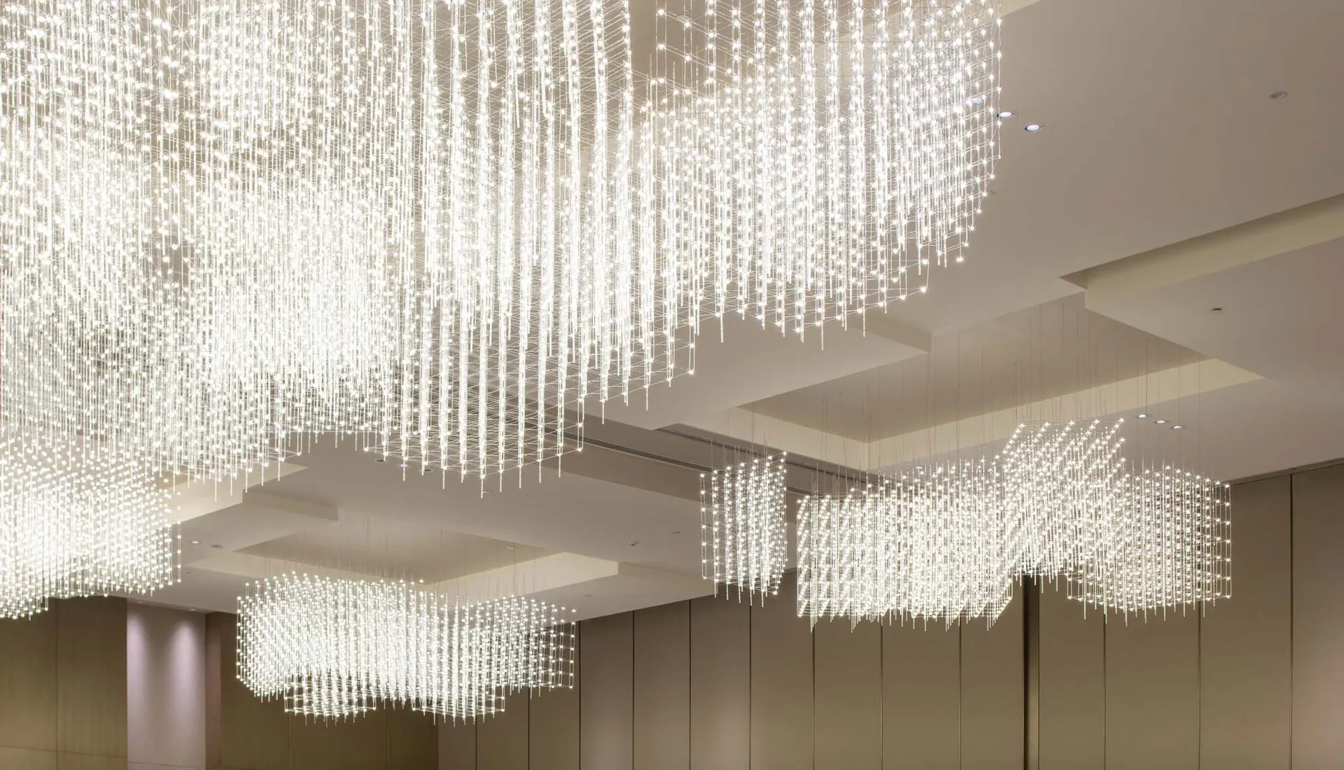 一系列現代室內 LED 燈具從天花板懸掛下來。