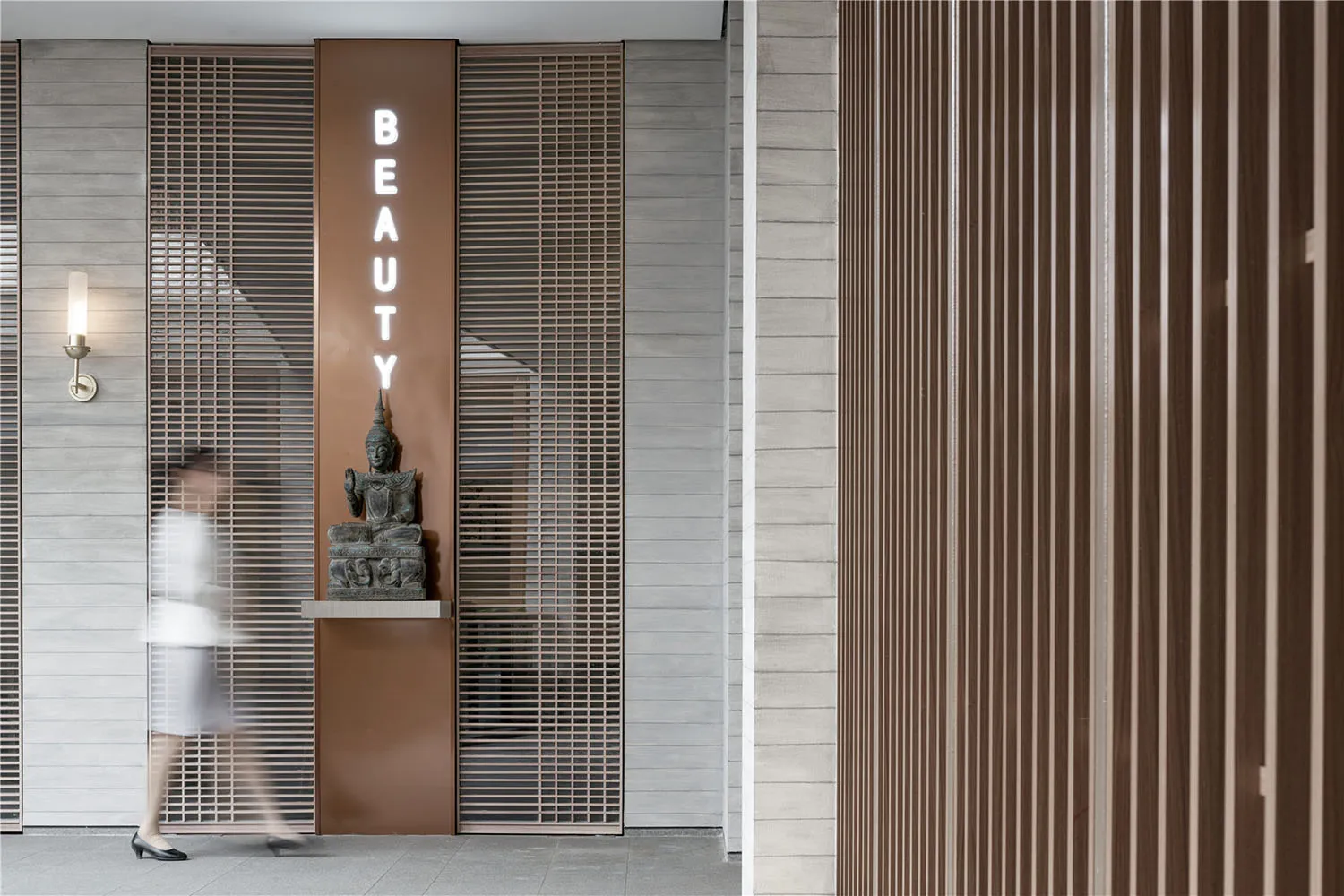 水療中心室內，木質牆面搭配金屬點綴，並有「Beauty」標誌。