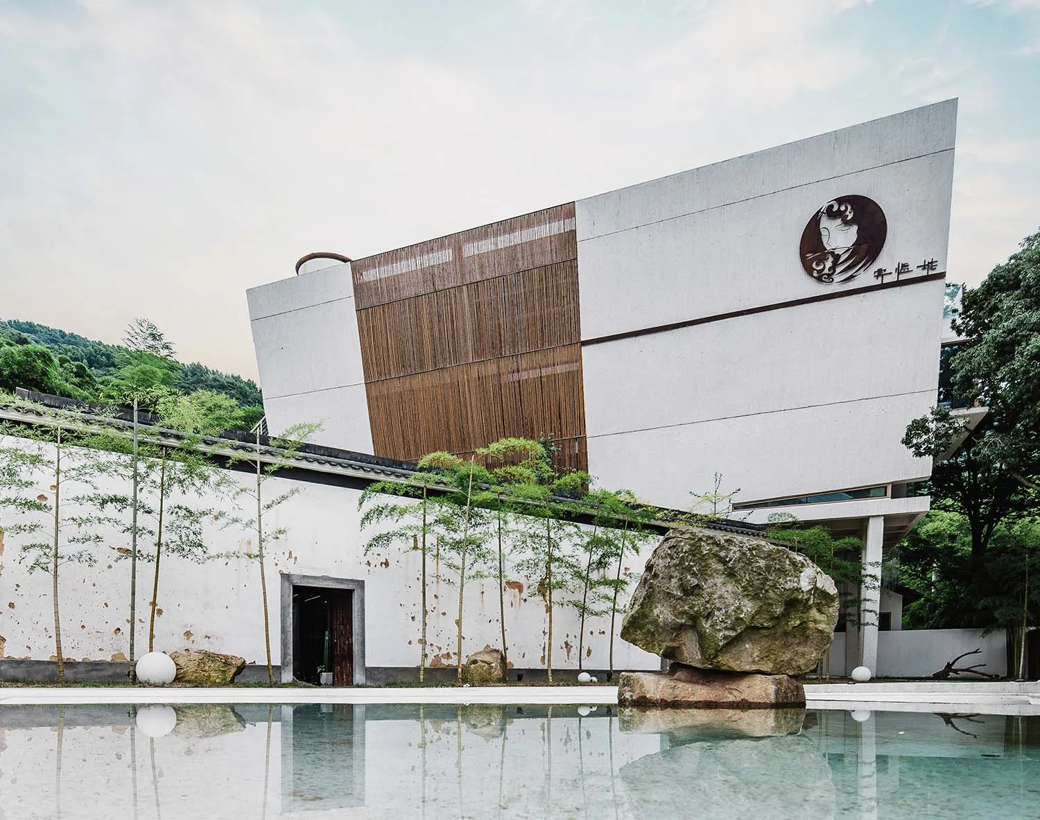 以混凝土材料建造的現代簡約建築外觀。
