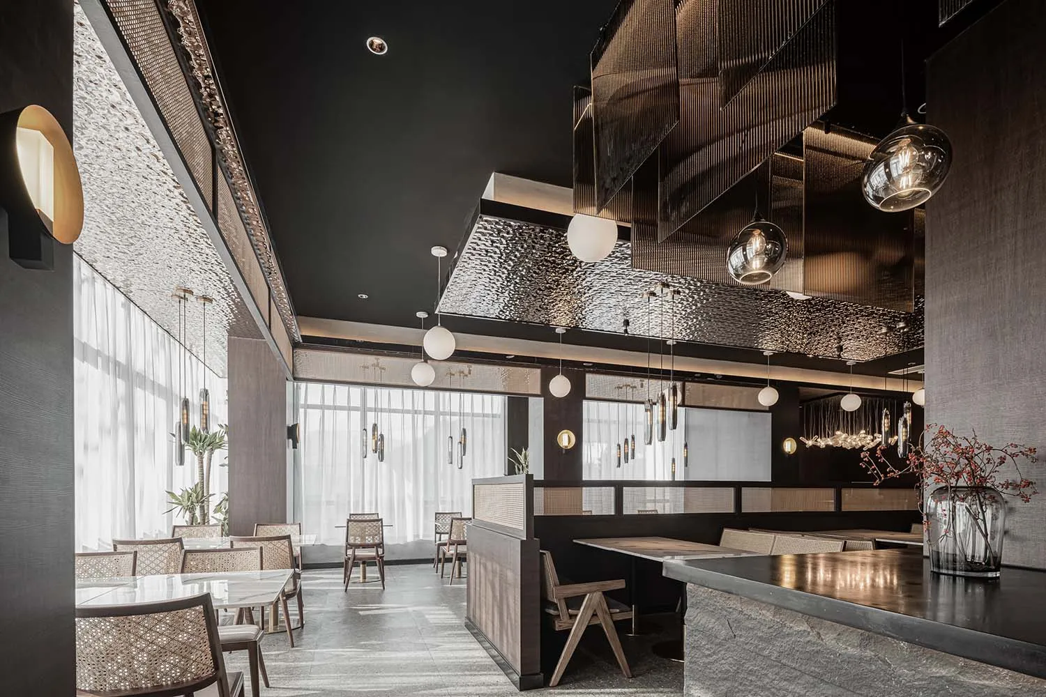 現代餐廳室內,特色為金屬紋理天花板搭配玻璃吊燈燈具。