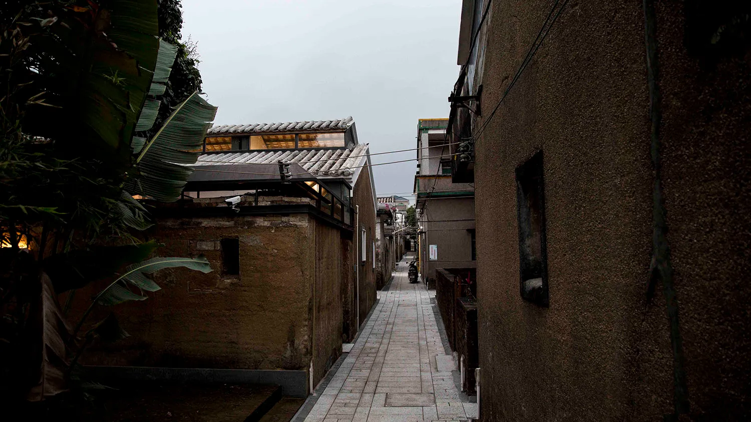 由混凝土建構的都市小巷,兩側為建築物所圍繞的狹窄通道。