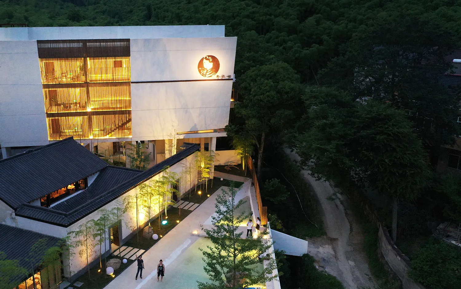 一座現代住宅社區,展現當代建築風格,採用混凝土與玻璃材質。