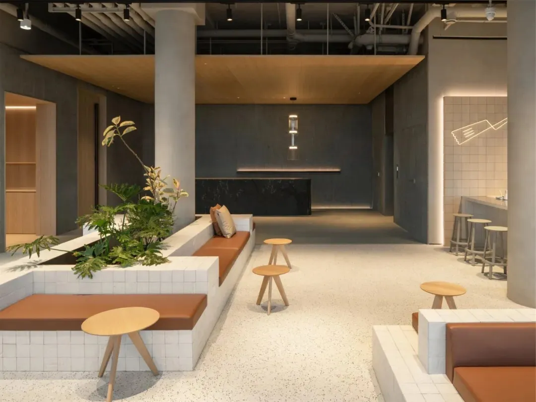 一間以混凝土與木質材料混搭的現代自助餐廳。