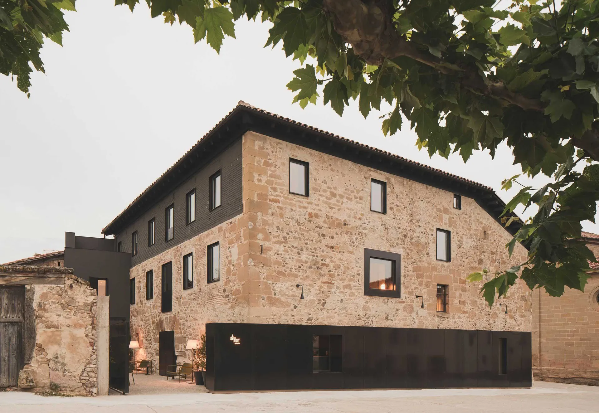 歷史石造建築正面,搭配現代增建部分。