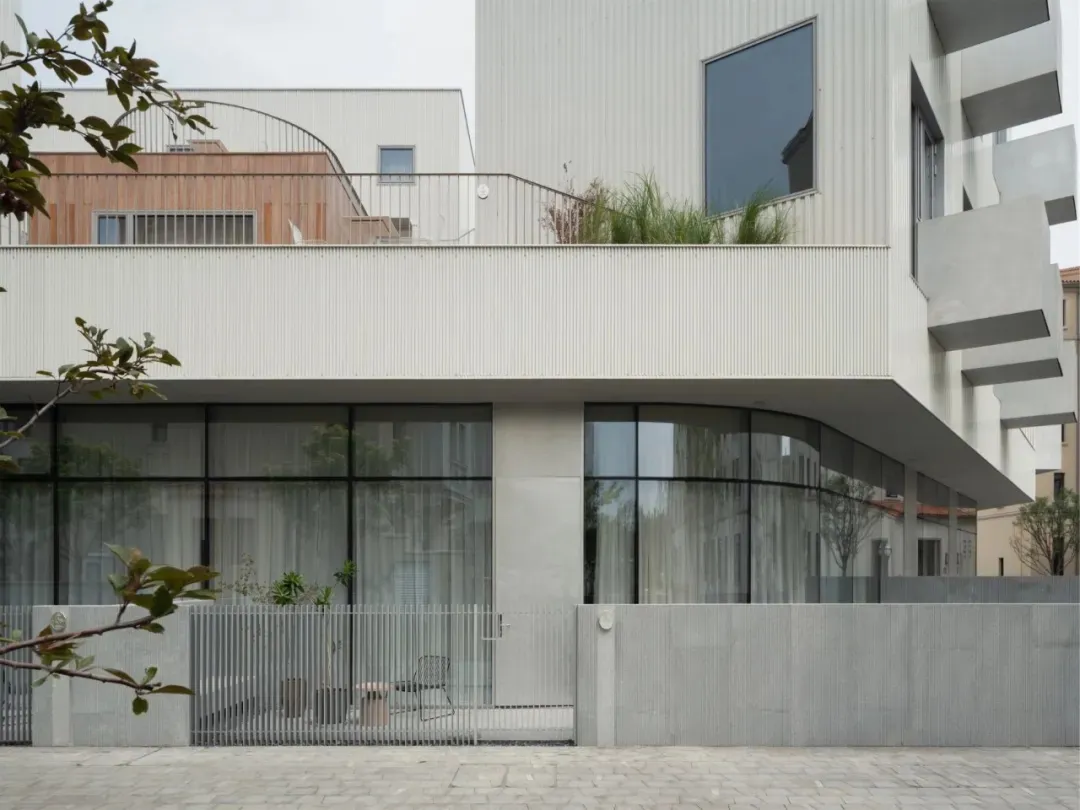 Modern urban residence featuring a contemporary exterior made of concrete and glass.