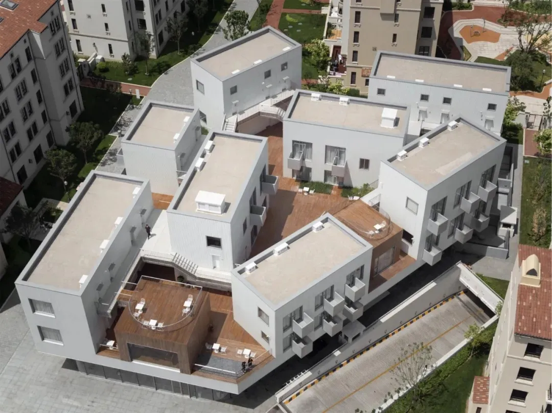 一座擁有混凝土外牆的現代住宅建築。