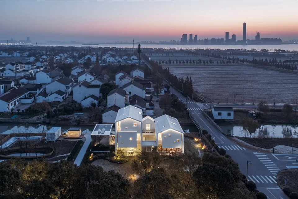 以玻璃、混凝土與木質材料建構的現代住宅建築。
