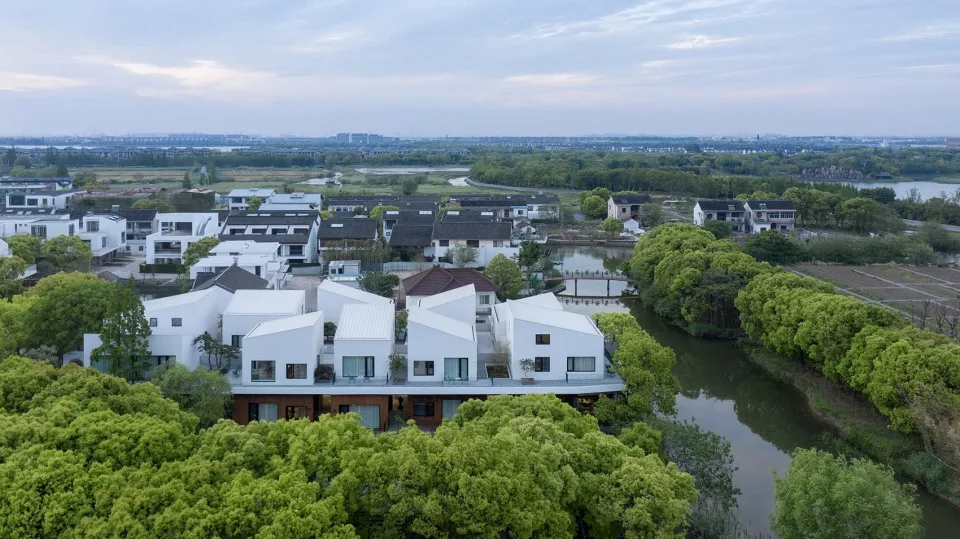 俯瞰現代住宅建築，採用白磚與混凝土材質。