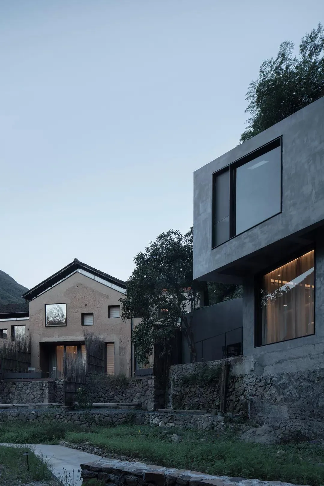 A minimalist house featuring a modern concrete frame and sleek windows.