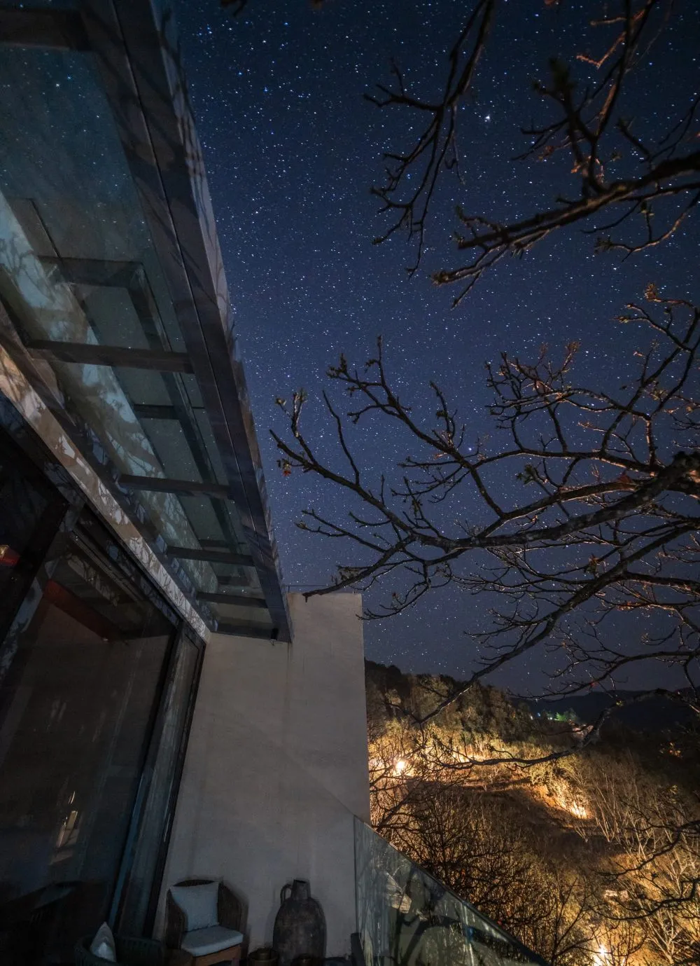 極簡石材混凝土建築外觀夜景，搭配星空。