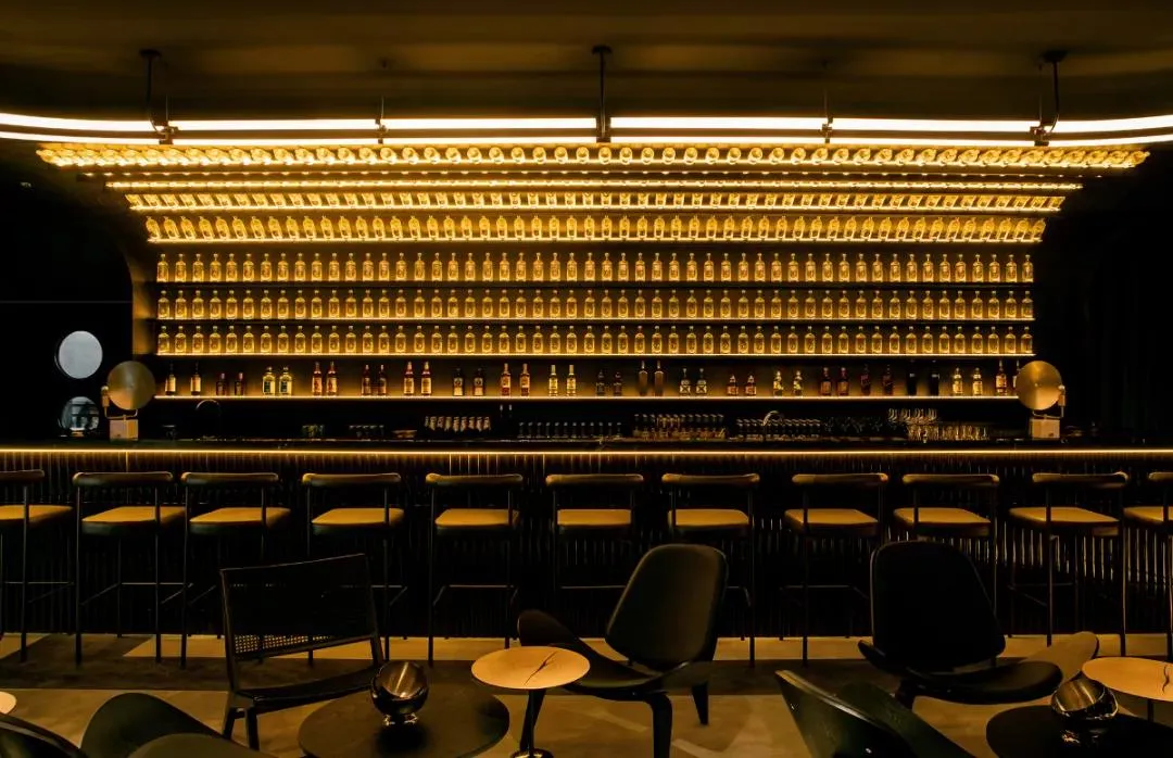 現代酒吧室內，搭配金屬裝飾與座椅