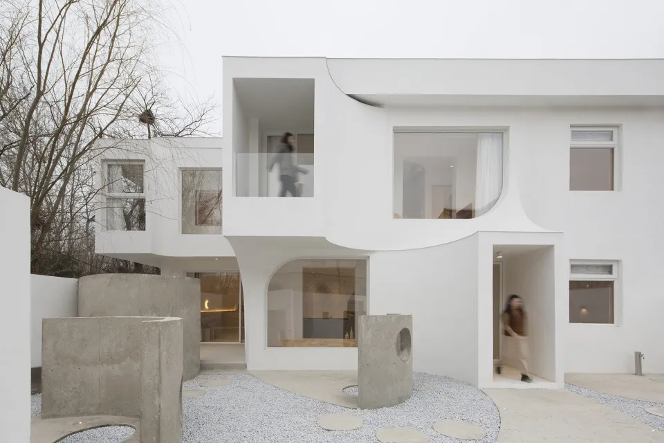 現代住宅建築中庭,採用混凝土與玻璃元素