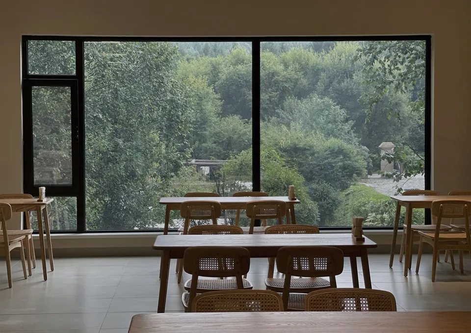 簡約風格的餐廳室內,搭配木製桌椅。