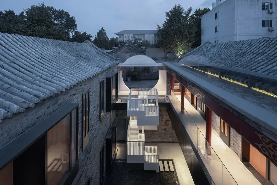 一張現代混凝土建築的圖像,具有乾淨俐落的線條與極簡設計。