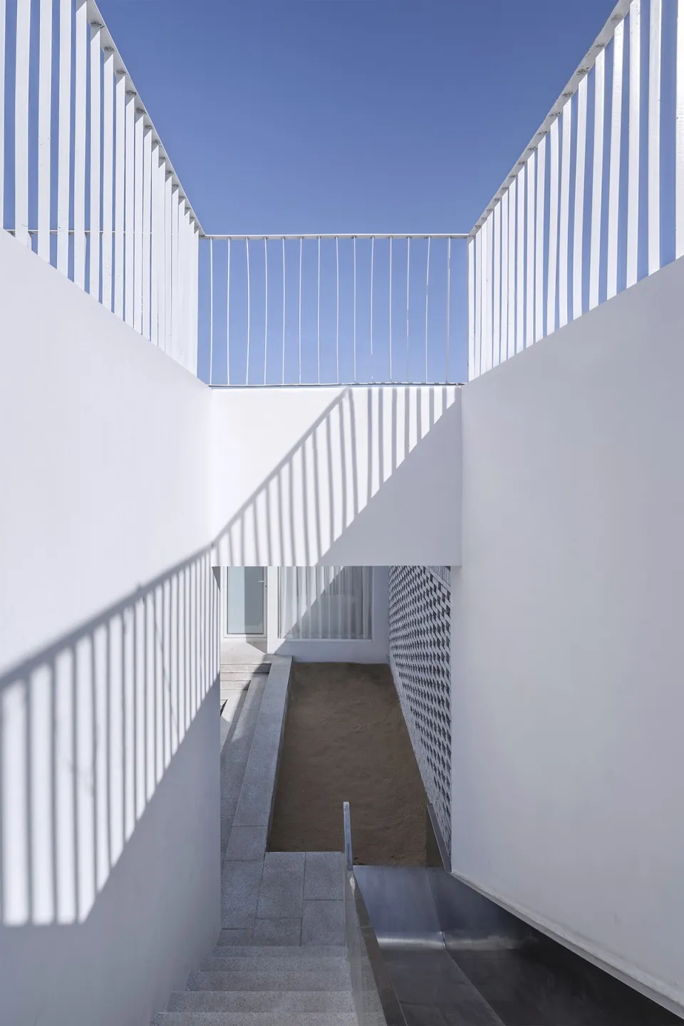 現代室內空間,展現混凝土牆面與地板。