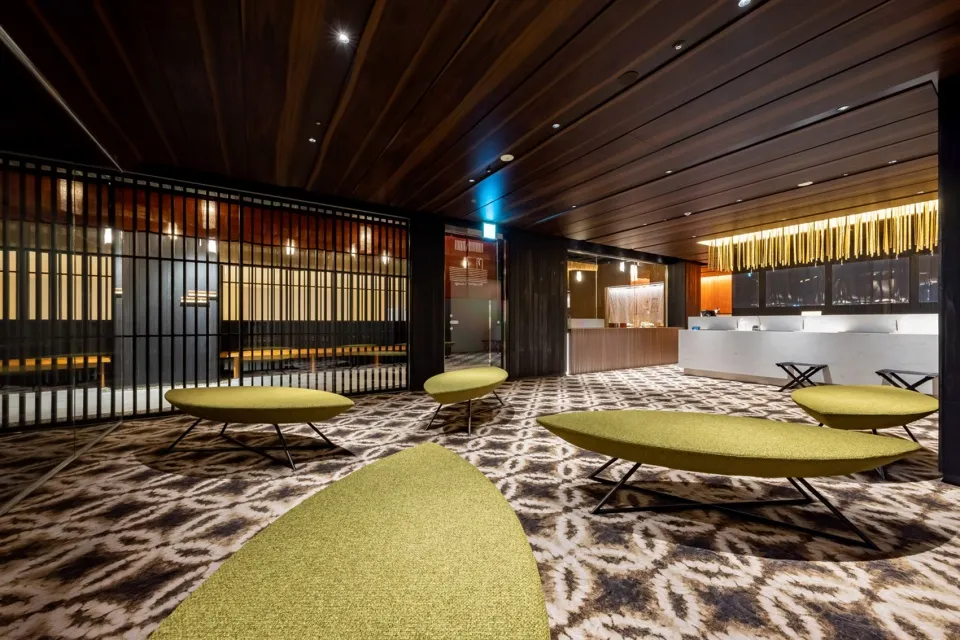 現代酒店大廳,鋪設質感地毯並搭配木質牆板。